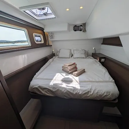 Botel Nuit A L'ancre B&r Catamaran De Luxe Shuttle Inclus