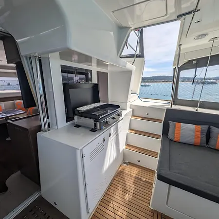 Botel Nuit A L'ancre B&r Catamaran De Luxe Shuttle Inclus