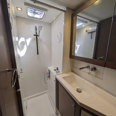Botel Nuit A L'ancre B&r Catamaran De Luxe Shuttle Inclus
